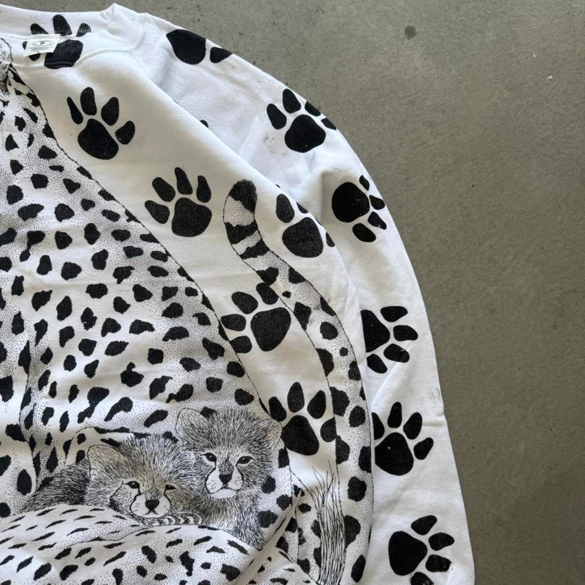 Vintage 90s Cheetah Animal All Over Print Nature Crewneck - Large