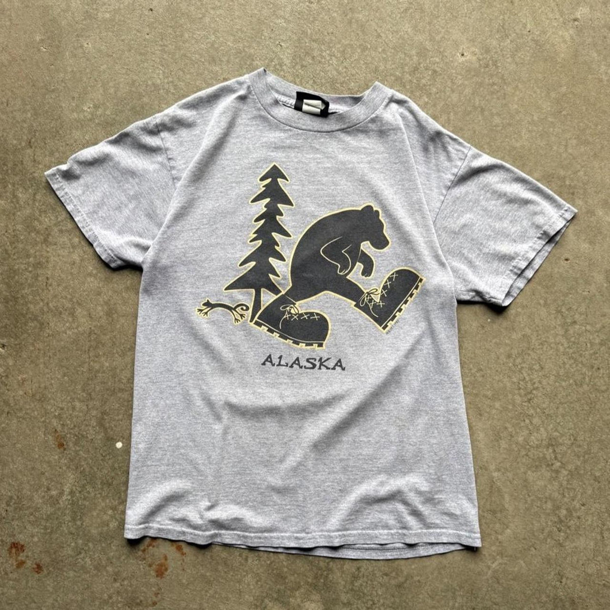 Vintage 90s Alaska Bear Bigfoot Outdoors T-Shirt - Medium